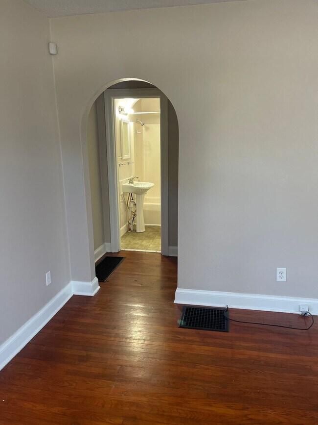 Building Photo - Cape Cod House