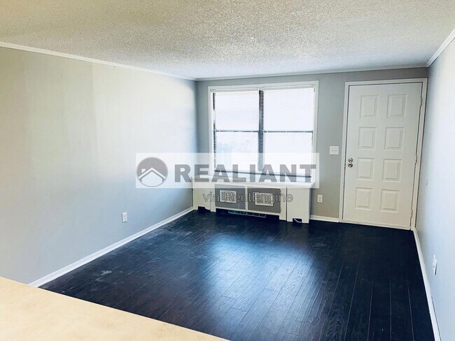 Building Photo - 802 Amhurst Dr