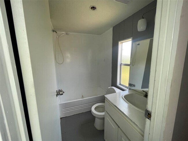 Building Photo - 747 Rd 5210