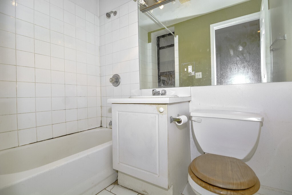 Building Photo - 909 W Dakin