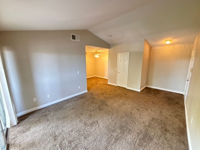 Building Photo - Cozy 1Bed/1Bath 2nd floor Condo in Henderson!