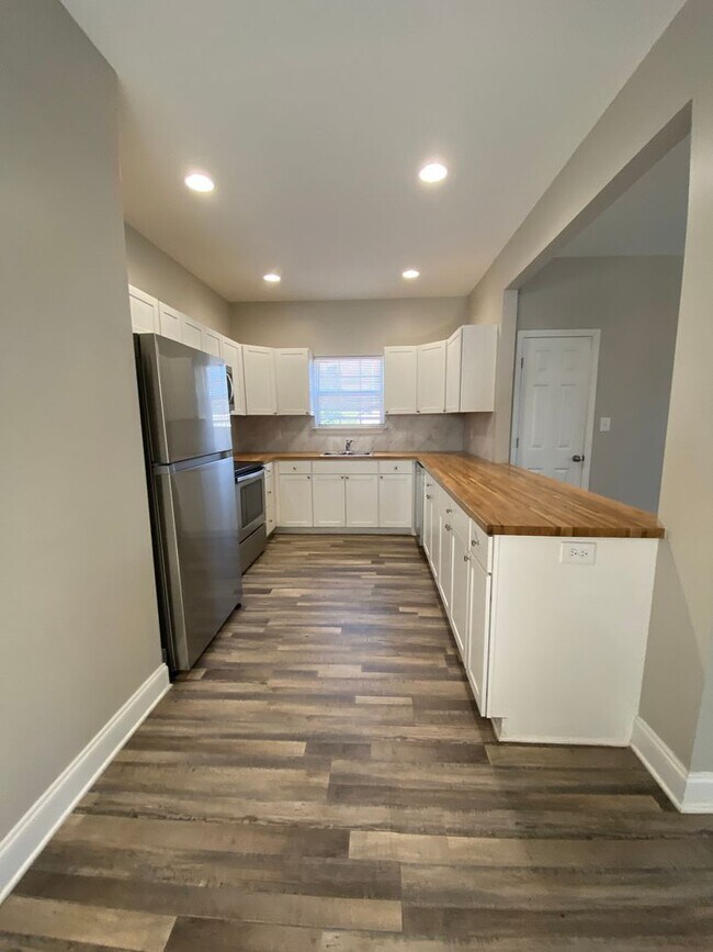 Building Photo - 162 Strickland Ave