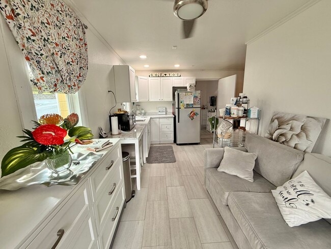 Building Photo - Spacious 2 Bedroom / 2 Bathroom Downstairs Unit Available in Makawao! Unfurnished!