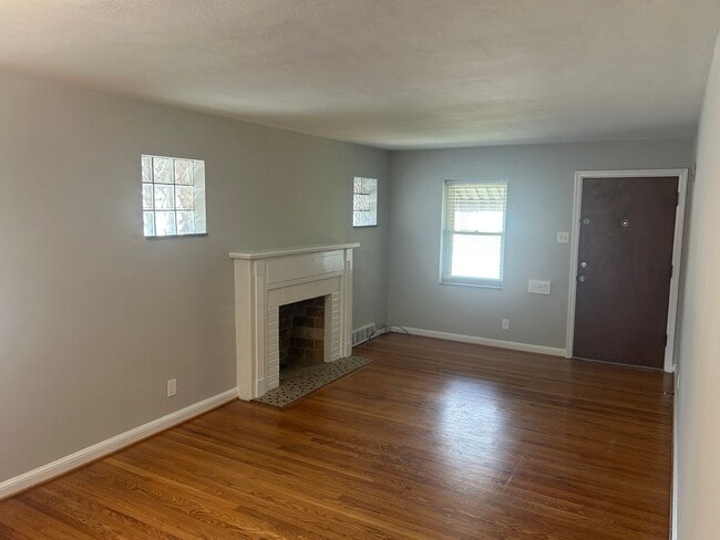 Building Photo - Lovely refreshed Southhampton home