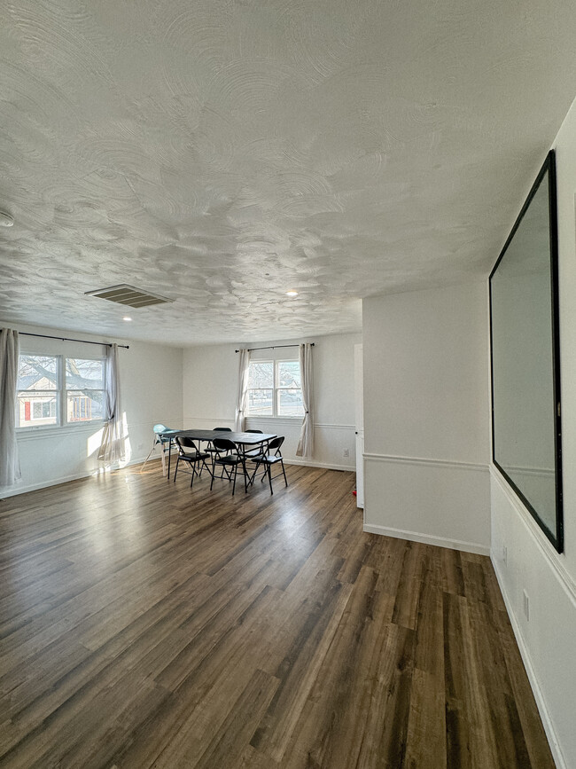 Building Photo - 203 E Poplar St
