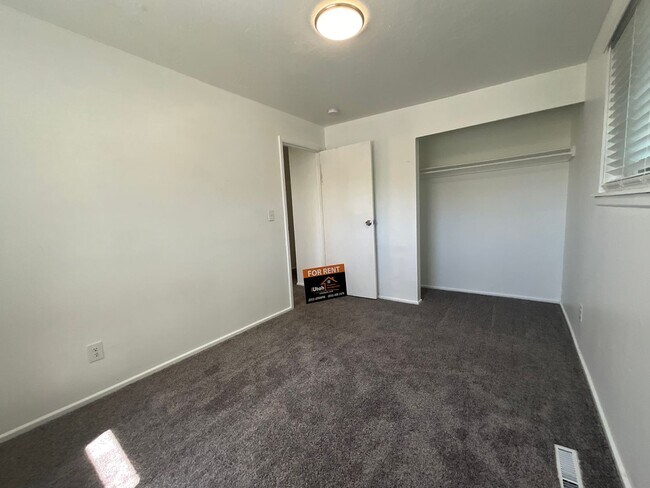 Building Photo - 718 30th St