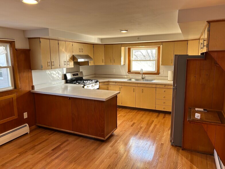 Building Photo - 50 Lakeview Dr