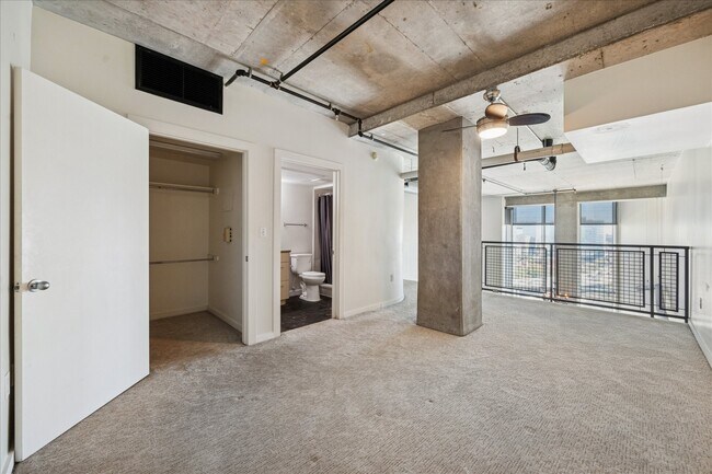 Building Photo - 2000 Bagby St