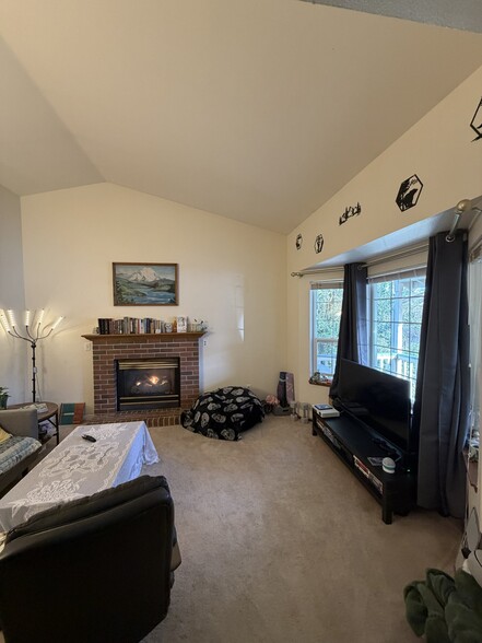 Building Photo - 2914 Sunset Dr W