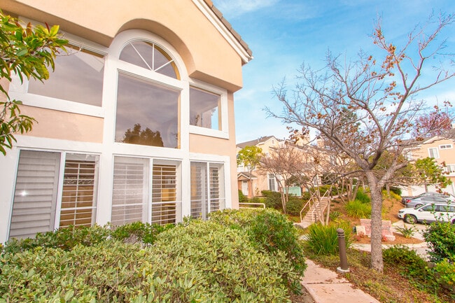 Building Photo - Tri-Level 3 bedroom 3 bath Home in Heart o...