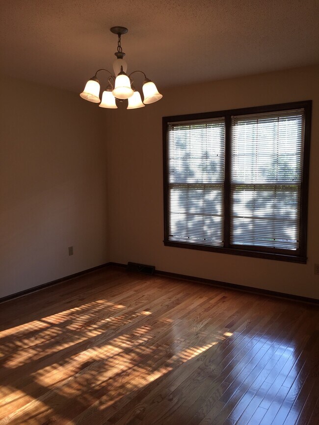 Building Photo - Spacious 3 Bedroom 2.5 Bath home located i...