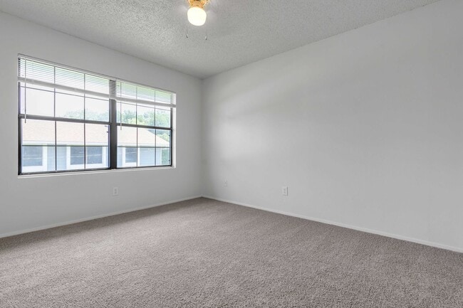 Building Photo - Cute 2 Bed 1 Bath Unit in Quiet Fourplex