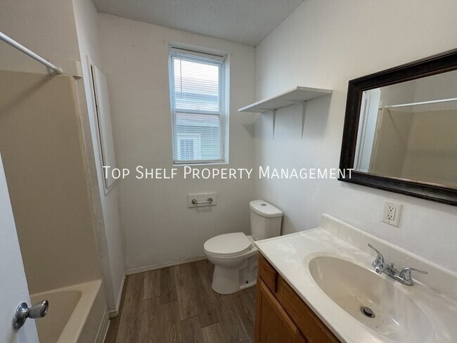 Building Photo - 1513 Des Moines St