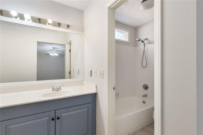 Building Photo - 390 Tidwell Rd