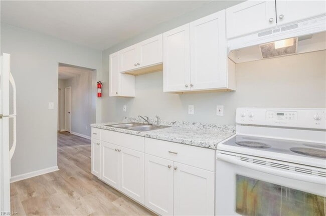 Building Photo - 1447 W 40th St