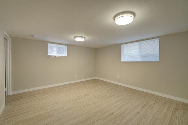 Building Photo - 5 bedroom in Seattle WA 98105