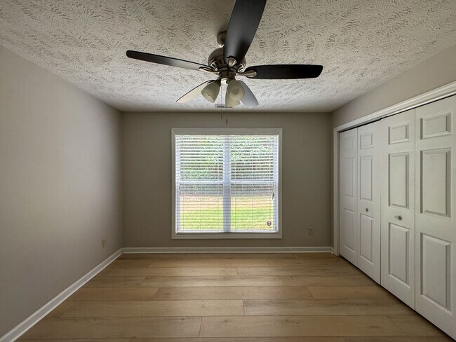 Building Photo - Cute 2 Bed 2 Bath Ground Level Condo with Community Pool
