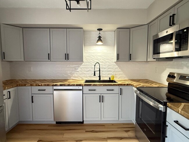 Building Photo - 1905 Walnut Ridge Dr