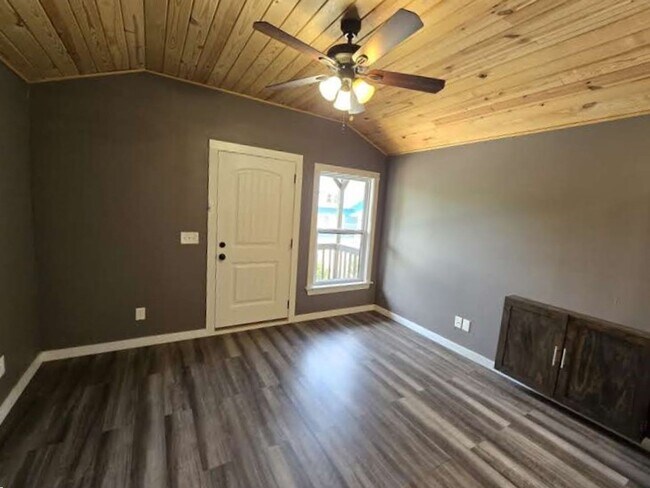 Building Photo - Cozy Cottage in West Batesville