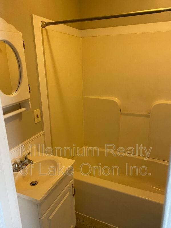 Building Photo - 67 Bentley St