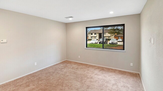 Building Photo - 1613 Lyndhurst Dr