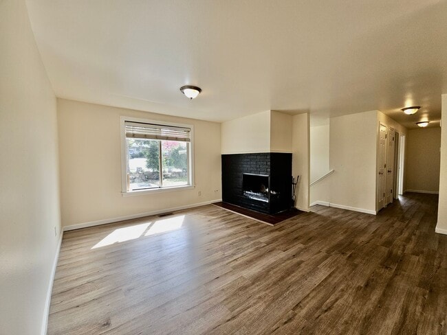 Building Photo - Beautiful Updated 4BR Home with Large Yard & Deck in Renton Cascade Community