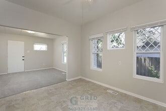 Building Photo - Charming 3 Bedroom Craftsman Home Available in SE Portland!