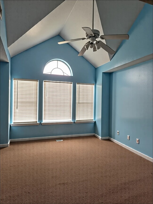 Building Photo - 1015 Green Meadow St