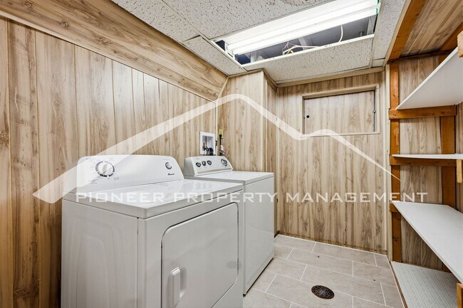 Building Photo - Charming Home with Central AC & Washer/Dryer