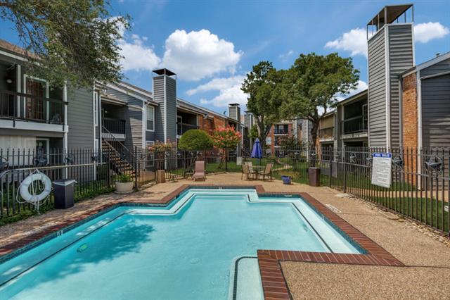 Building Photo - 18333 Roehampton Dr