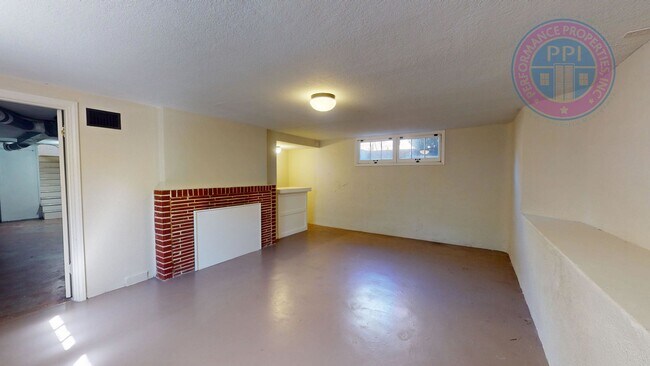 Building Photo - North Portland Living at Its Best | 2 Bed, 1 Bath!