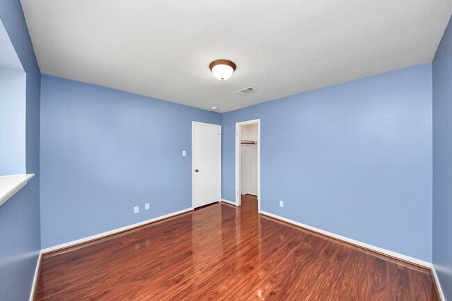 Building Photo - 730 Columbia Ln