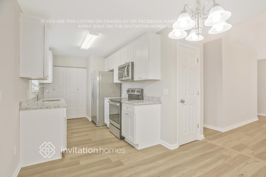 Building Photo - 3335 Catalina Dr