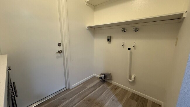 Building Photo - Beautiful Updated Kitchen ,  Large Backyar...