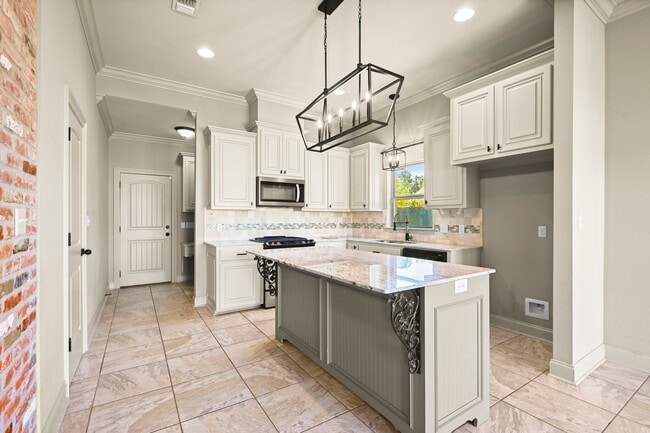 Building Photo - 16923 Bradford Ave