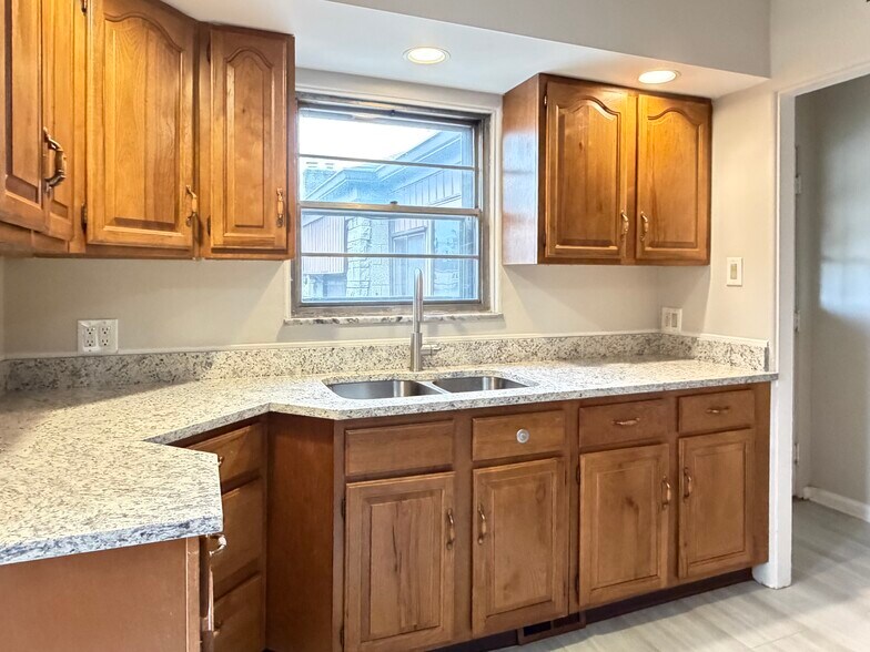 Building Photo - 5430 E 11th St