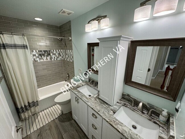 Building Photo - 8930 Kingbird Ct