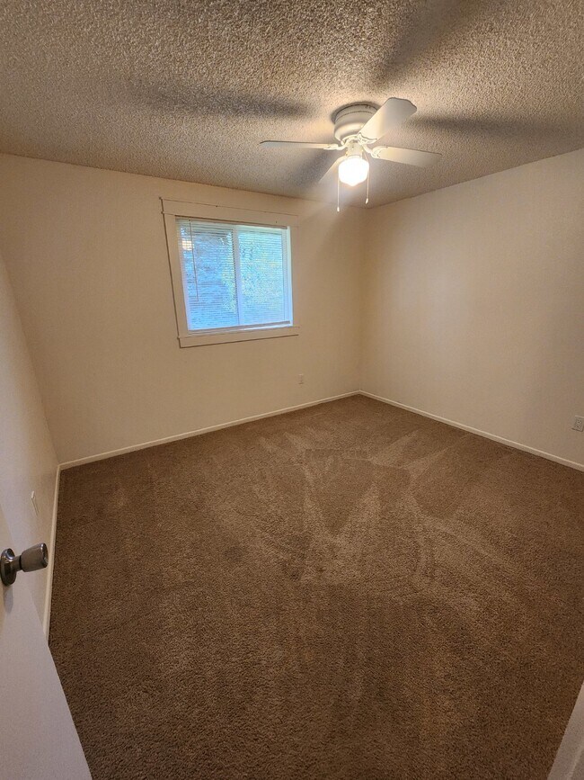 Building Photo - Very Large 3BR, 3BTH, Full Basement, Near Black Bay Park in Post Falls