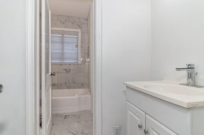 Building Photo - 2113 Cresswell Dr
