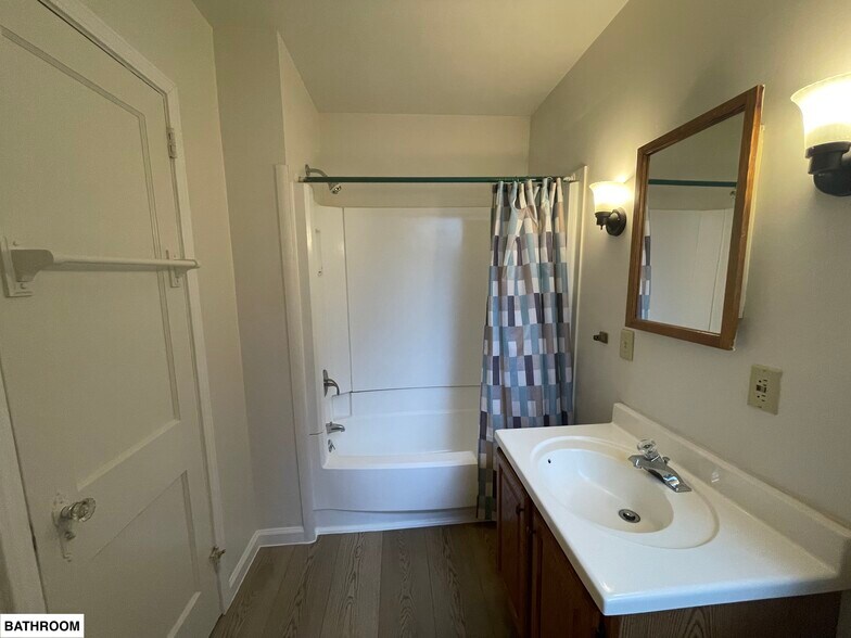 Building Photo - 513 1/2 W James St