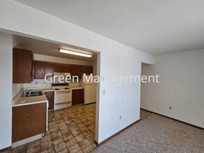 Building Photo - 2 Bedroom top floor with balcony