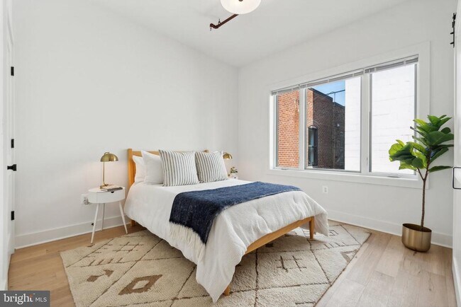 Building Photo - 901 King St