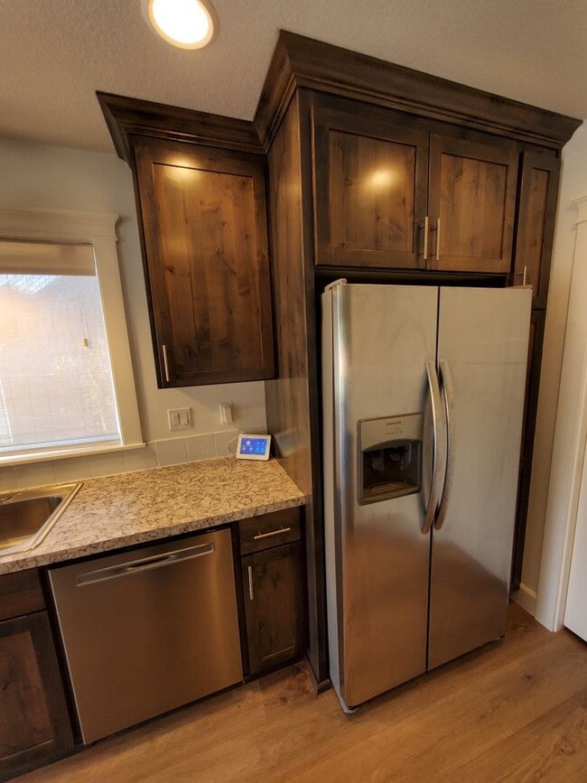 Building Photo - Pet Friendly Single Level 4 bedroom 2 Bathroom in Lebanon.