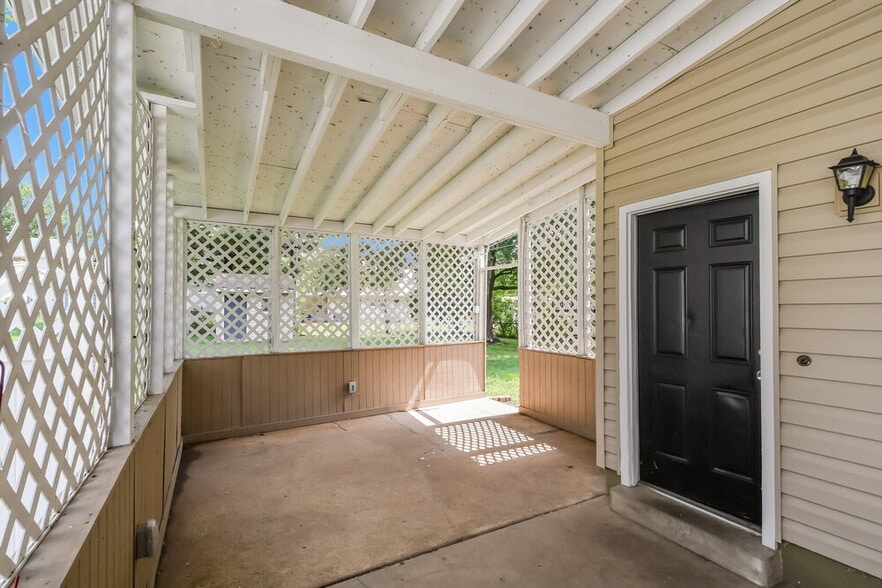 Building Photo - 2325 Flamingo Dr