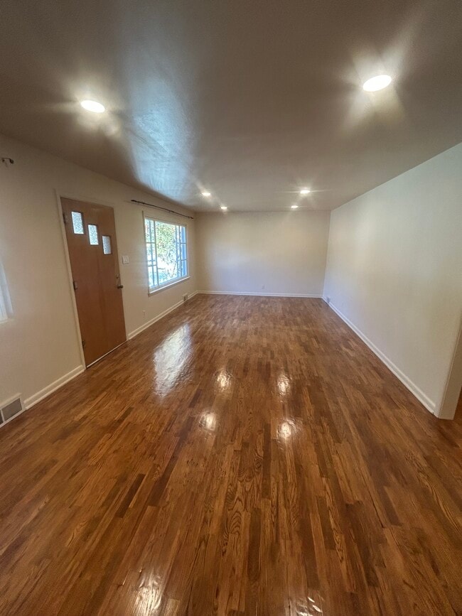 Building Photo - 1835 S Jefferson St