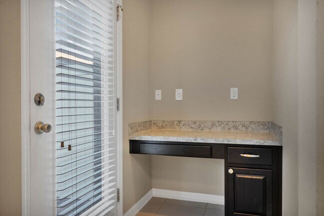 Building Photo - AVAILABLE NOW! 3/2.5/2 townhome close to H...