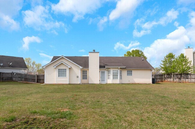 Building Photo - Exceptional 3BR / 2BA Ranch with Expansive Back Yard & Privacy Fence!