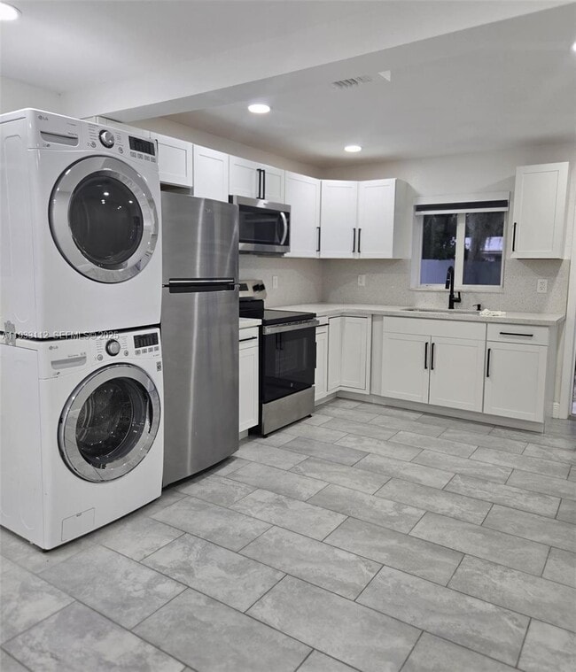 Building Photo - 4425 SW 21st St