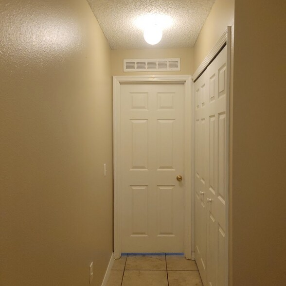 Building Photo - 935 Vanderbilt Dr