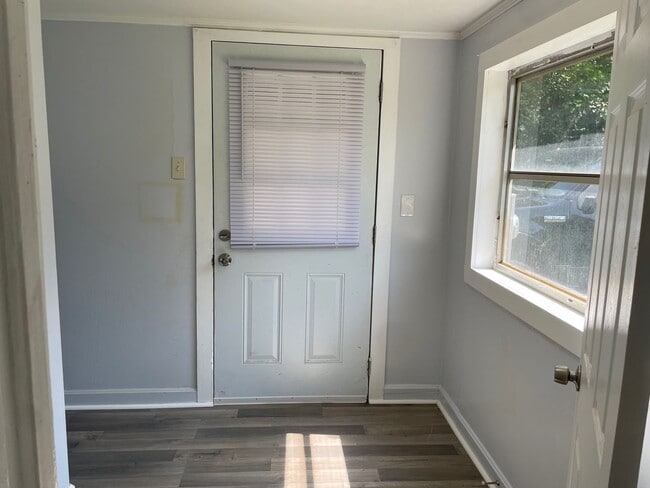 Building Photo - NEWLY RENOVATED 3 BED, 1.5 BATH WITH BONUS...